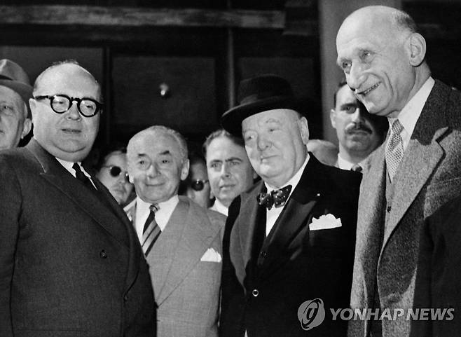 윈스턴 처칠(오른쪽에서 두번째) 영국 전 총리 [AFP=연합뉴스 자료사진]