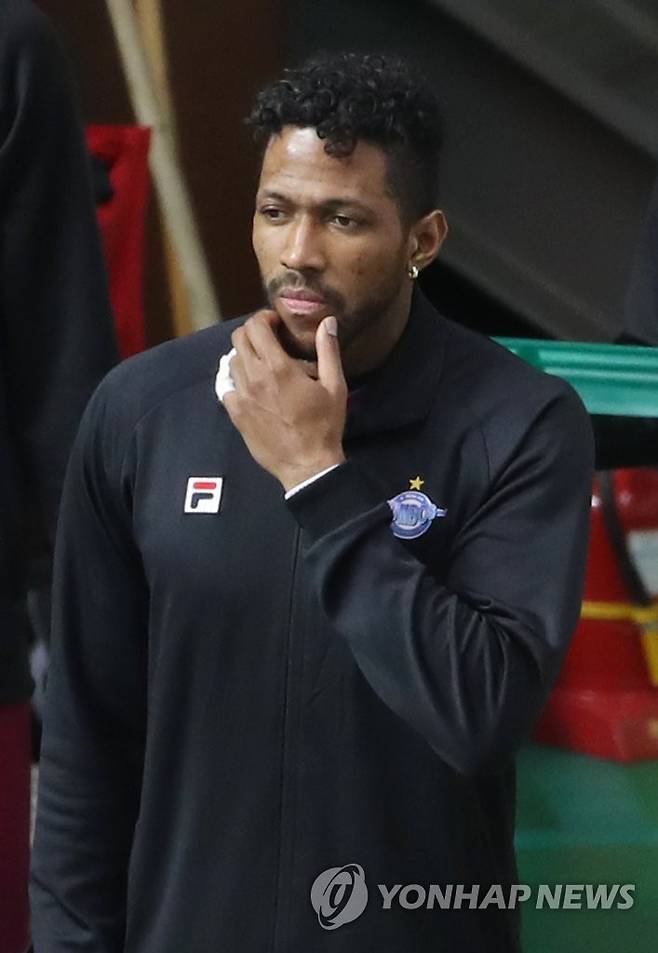 대한항공 새 외국인 선수 요스바니 에르난데스 (안산=연합뉴스) 임헌정 기자 = 22일 오후 경기 안산 상록수체육관에서 열린 2020-2021 프로배구 V리그 남자부 OK저축은행-대한항공 경기.      대한항공 새 외국인 선수 요스바니 에르난데스가 몸을 풀며 경기를 지켜보고 있다. 2021.1.22 kane@yna.co.kr