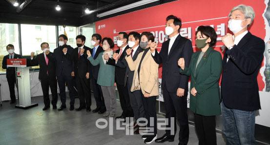 지난 20일 오후 서울 여의도 국민의힘 당사에서 ‘박원순 시정 잃어버린 10년, 재도약을 위한 약속’을 주제로 열린 발표회에서 주호영 국민의힘 원내대표와 원희룡 제주지사, 국민의힘 서울시장 경선 후보자인 나경원 전 의원과 오세훈 전 서울시장 등 참석자들이 기념촬영을 하고 있다.(사진=노진환 기자)
