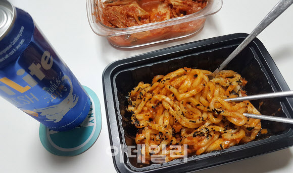 완성된 ‘고추참치비빔우동’도 기호에 따라 맛있게 먹어주면 된다. 파기름으로 매운맛과 불맛이 더해지면서 기자는 자연스레 하이트진로의 시원한 ‘필라이트’ 맥주를 곁들였다. 역시 술술 넘어간다.(사진=김범준 기자)