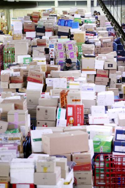 지난해 1월 14일 설 명절을 열흘 앞두고 서울 광진구 동서울우편물센터에 택배 우편물들이 가득 쌓여 있다.(사진=연합뉴스)