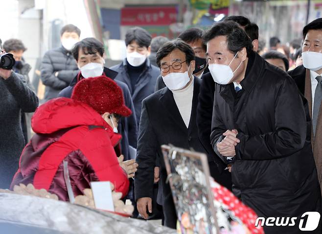 이낙연 더불어민주당 대표가 18일 오후 광주 서구 양동시장에서 노점 상인과 인사를 하고 있다.2021.1.18/뉴스1 © News1 허단비 기자