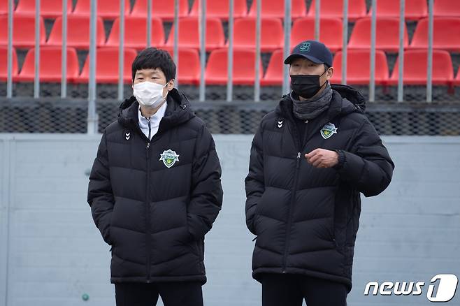박지성 전북현대 어드바이저(왼쪽)와 김상식 전북 감독이 22일 남해 스포츠파크에서 훈련을 지켜보고 있다.(전북현대 제공) © 뉴스1