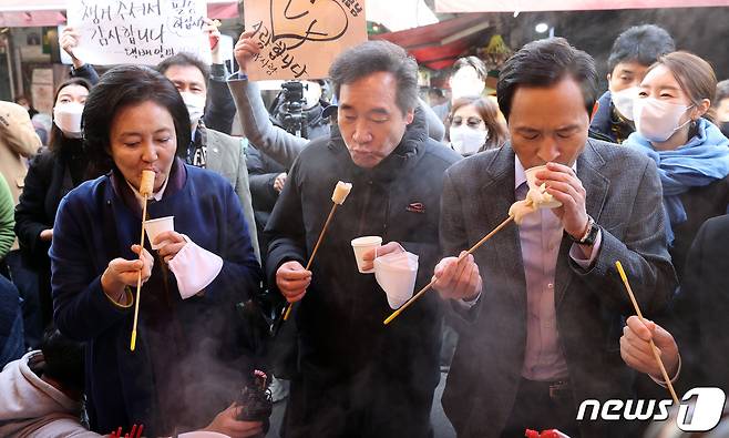 23일 오전 서울 중구 남대문시장에서 더불어민주당 이낙연 대표와 서울시장 보궐선거 경선에 나서는 우상호 의원, 박영선 전 중소벤처기업부 장관이 어묵을 먹고 있다. 2021.1.23/뉴스1 © News1 이동해 기자