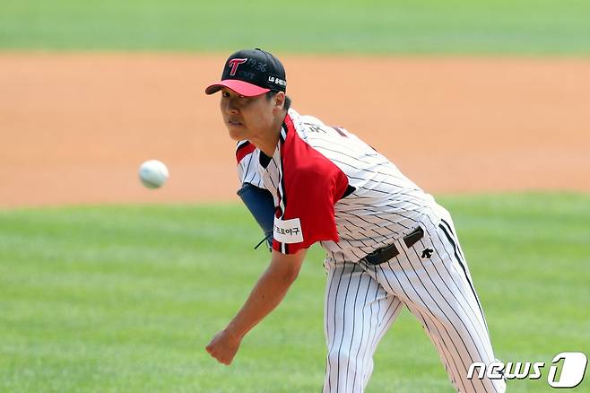 17일 서울 송파구 잠실야구장에서 열린 '2020 프로야구 신한은행 SOL KBO리그' 키움 히어로즈와 LG 트윈스의 경기에서 LG 선발 차우찬이 역투하고 있다. 2020.5.17/뉴스1 © News1 황기선 기자