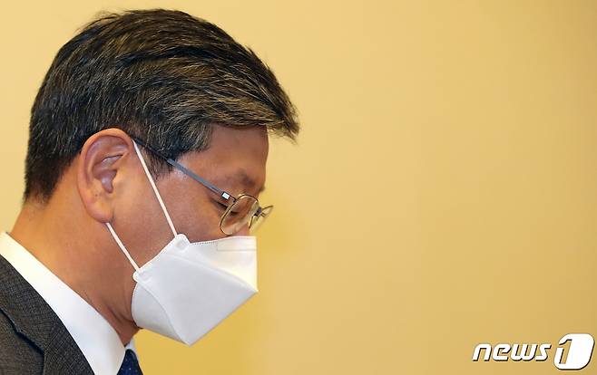 이용구 법무부 차관이 21일 오전 서울 종로구 정부서울청사에서 열린 차관회의에 참석하고 있다. 이 차관의 택시기사 폭행 의혹을 수사 중인 검찰은 최근 택시기사 A씨의 휴대전화에서 이 차관이 A씨의 목을 잡는 장면이 담긴 30초 분량의 영상을 복원한 것으로 알려졌다. 2021.1.21/뉴스1 © News1 오대일 기자