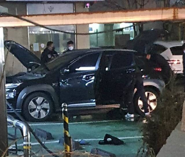 23일 대구 달서에서 발생된 코나 전기차 화재 진압 후 사고 관련 조사 인원으로 추정되는 인물들이 모여 차량 주변을 살피고 있다. (사진=지디넷코리아 독자 제공)