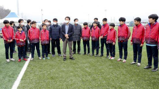 문준희 합천군수 동계전지훈련 선수단을 격려 하고 있다 (사지=합천군)