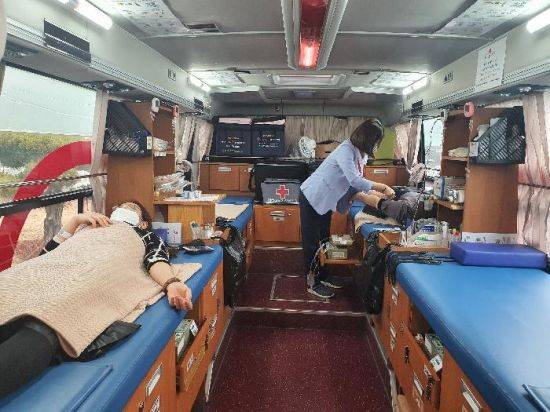 경남도교육청 직원들이 헌혈에 참여하고 있다(사진=경남교육청)