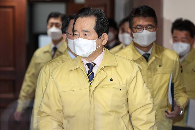 정세균 국무총리가 22일 오전 서울 종로구 정부서울청사에서 열린 코로나19 대응 중앙재난안전대책본부(중대본) 회의에 참석하고 있다./뉴시스