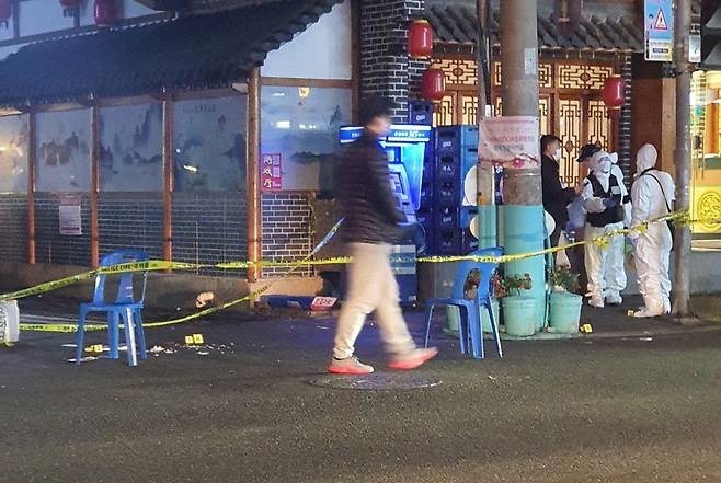 지난 22일 저녁 서울 영등포구 대림동의 한 식당 앞에서 중국 동포 남성이 중년 남녀와 말다툼을 벌이다 두 사람을 흉기로 찌르고 도주한 사건이 발생했다. 사진은 사건 현장 모습. /연합뉴스