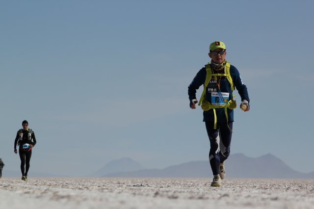 2014년 볼리비아 우유니사막을 달리고 있는 김경수 과장. 김경수 과장 제공.