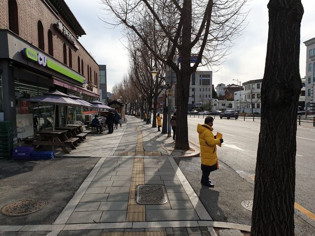 세월호 유가족들이 서울 종로구 효자동 거리에서 ‘거리두기 피켓팅’을 하고 있다. 전광준 기자