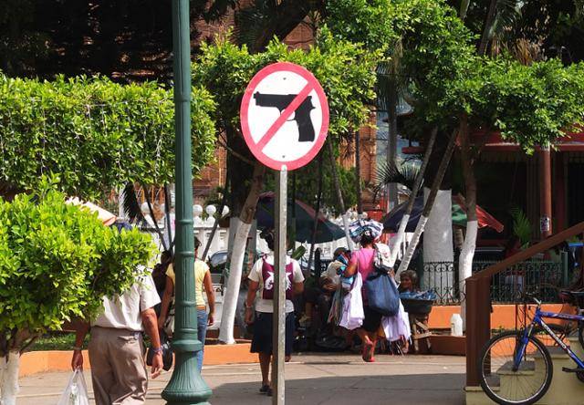 영화에서 학습한 위험이 현실과 매우 가까운 듯하다. 과연 총 쏠 작정을 한 사람이 이 표지판을 보고 멈칫할까. ⓒ강미승