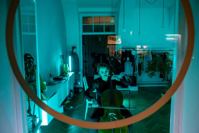 체코 프라하의 문닫은 한 상점 안에서 21일 체코의 대표적인 컨템포러리 서커스 극단인 '씨르크 라 푸티카' 소속 예술가가 첼로 연주를 하고 있다. 프라하=EPA 연합뉴스