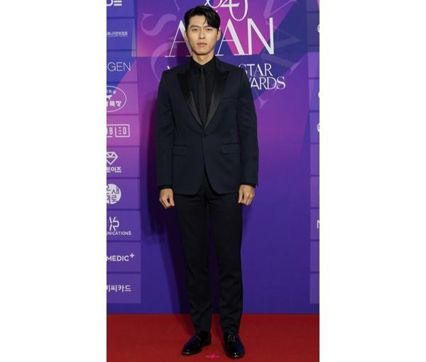 현빈이 'APAN STAR AWARDS' 가장 큰 트로피를 들었다. 2020 APAN AWARDS 조직위원회 제공