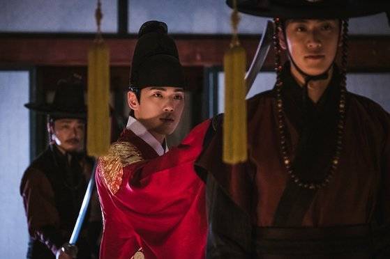 겉보기엔 허수아비 왕 같지만 속으로는 비리 척결을 꿈꾸는 야심가다. [사진 tvN]