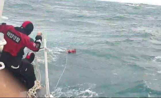 통영해양경찰이 23일 오후 경남 거제시 남부면 갈곶도 남동쪽 1.11㎞ (0.6해리) 해상에서 침수한 339t급 대형선망 127대양호 승선원을 구조하고 있다. [통영해경 제공]