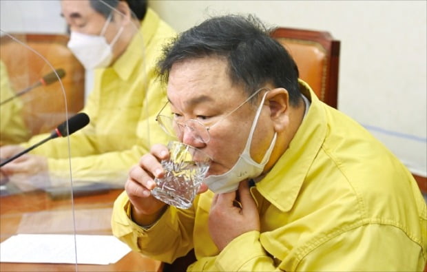 김태년 더불어민주당 원내대표가 22일 국회에서 열린 최고위원회의에서 물을 마시고 있다.  /국회사진기자단