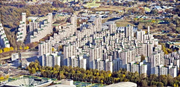 이르면 3월 재건축 1차 정밀안전진단 결과가 나오는 서울 방이동 ‘올림픽선수촌아파트’.  /한경DB