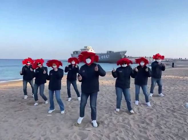 지난달 막을 내린 경북 영덕대게 축제. 온라인으로 축제를 전환하고 플래시몹 행사를 유튜브 등으로 공개하면서 큰 홍보효과를 봤다./영덕군 제공/