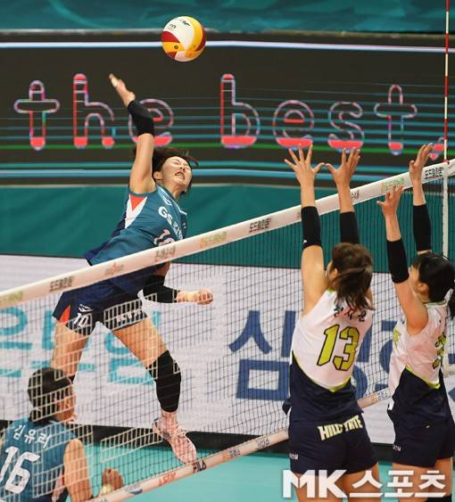 1세트부터 맹활약을 펼친 강소휘.