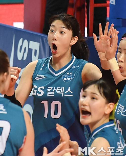 득점 성공에 귀여운 표정과...