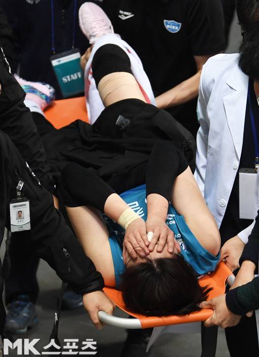 심한 부상에 결국 들것에 실려 병원으로 이송?磯�.
