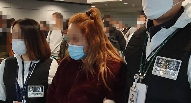 지난 22일 인천국제공항으로 '강원랜드 카지노 현금 절취사건'의 페루인 피의자가 인도됐다. /사진제공=경찰청