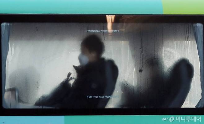 서울 광화문 사거리를 지나는 버스 창문에 성에가 끼어 있다. /사진=뉴시스