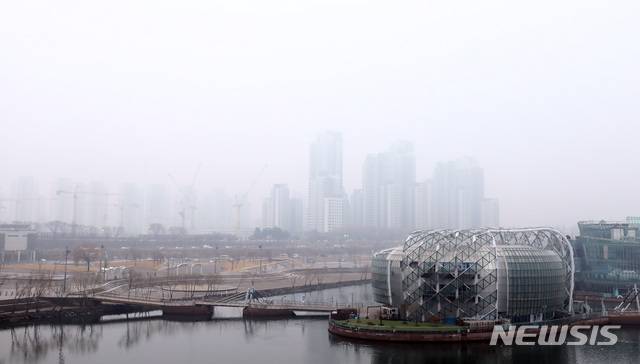 [서울=뉴시스]이영환 기자 = 22일 오전 서울 반포대교에서 바라본 반포동 일대에 안개가 끼어 있다. 2021.01.22. 20hwan@newsis.com