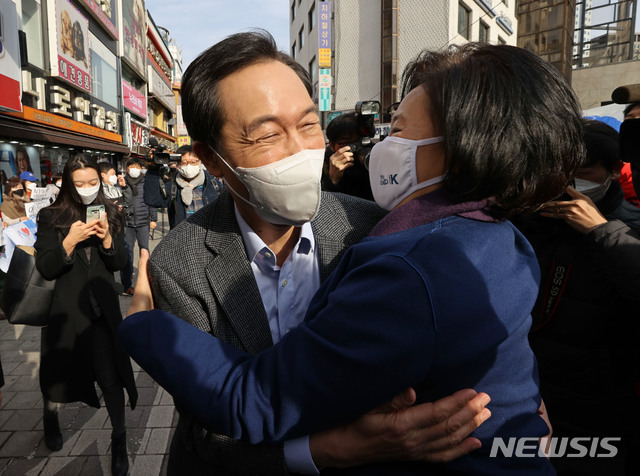 [서울=뉴시스]이윤청 기자 = 23일 오전 서울 중구 남대문시장에서 서울시장 보궐선거 경선에 나서는 우상호 더불어민주당 의원과 박영선 전 중소벤처기업부 장관이 인사를 나누고 있다. 2021.01.23. (공동취재사진) photo@newsis.com