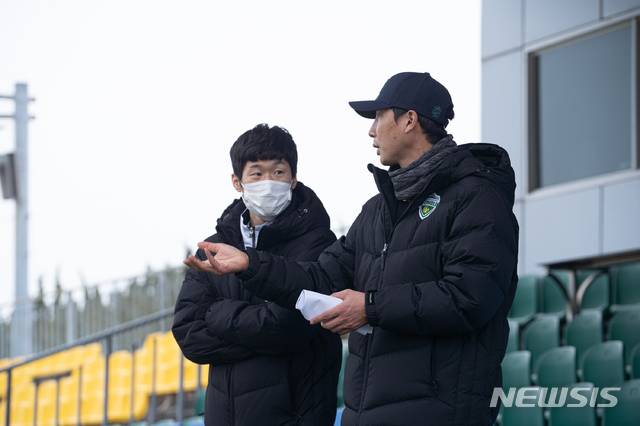[서울=뉴시스] 전북 현대 박지성 어드바이저와 김상식 감독. (사진=전북 현대 제공)