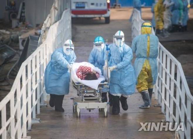 작년 2월 우한 훠선산 임시 병원으로 이송되는 환자. 연합뉴스