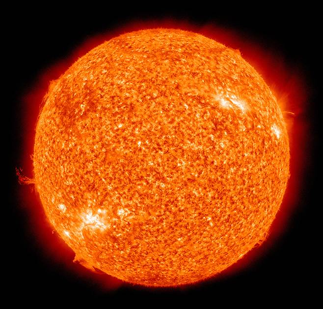 2010년 미 항공우주국에서 촬영한 태양의 모습. 태양은 우리와 너무도 가까워서 평소에는 별이라고 인식하지 못하는 별이지만, 다른 어떤 별보다도 중요하다고 저자는 말한다. 태양은 지구 상의 모든 생명을 좌지우지할 수 있는 필수불가결한 존재이기 때문이다. 미 항공우주국 제공