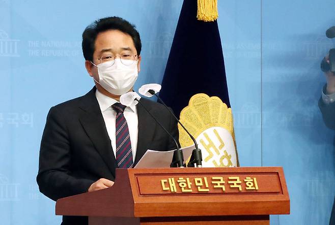민병덕 더불어민주당 의원이 22일 오후 서울 여의도 국회 소통관에서 신종 코로나바이러스 감염증(코로나19) 극복을 위한 손실보상 및 상생에 관한 특별법안 발의 관련 기자회견을 하고 있다. 뉴시스