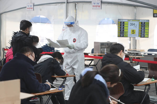 신종 코로나바이러스 감염증(코로나19) 확진자 수가 지난해 11월 23일(271명) 이후 두달만에 최소인 346명을 기록한 22일 서울 강남구보건소 선별진료소에서 의료진이 업무를 보고 있다. 2021.1.22 뉴스1
