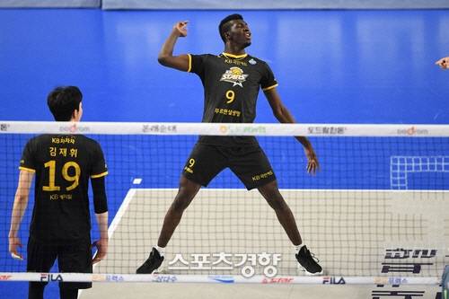 허벅지 부상을 극복하고 승리를 이끈 케이타 | 한국배구연맹 제공