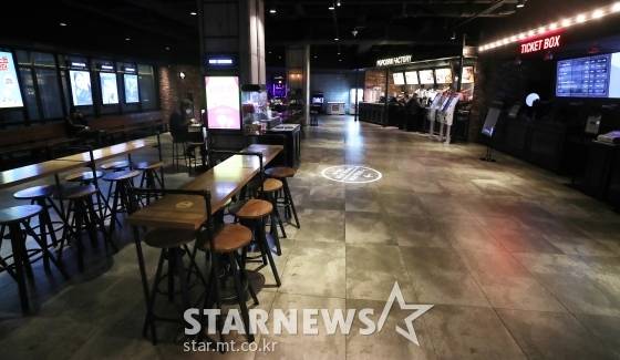 CGV와 롯데시네마, 메가박스 등 멀티플렉스 3사가 신작 개봉을 유도하기 위해 2월 개봉작들 부금 외에 지원금을 주기로 합의했다./사진=텅빈 극장가 정경