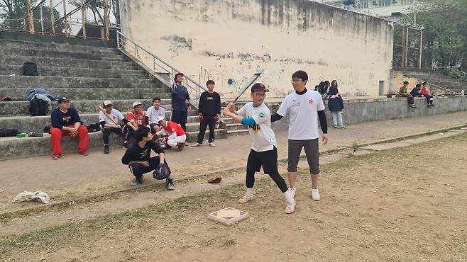 베트남 야구 선수 지도하는 이장형 교사 (하노이=연합뉴스) 민영규 특파원 = 이장형 하노이 한국국제학교 체육교사(앞줄 오른쪽 끝)가 지난 16일 베트남 야구 선수에게 타격 폼을 지도하는 모습. 이 교사는 오는 3월 창립하는 베트남 야구협회의 브레인인 야구발전 지원단에서 중추적인 역할을 맡고 있다. 2021.1.23 youngkyu@yna.co.kr