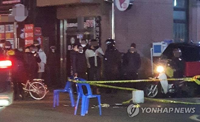 서울 대림동 흉기 난동, 2명 사망 (서울=연합뉴스) 지난 22일 오후 8시 10분께 서울 영등포구 대림동의 한 골목에서 중년 남녀 2명이 흉기에 찔리는 사건이 발생했다.      심정지 상태로 발견된 이들은 심폐소생술(CPR)을 받으며 병원으로 이송됐지만 결국 사망한 것으로 알려졌다. 경찰은 주변 CCTV 등을 토대로 도주한 용의자를 추적 중이다. 사진은 사건 현장 모습. 2021.1.23 [독자 제공. 재판매 및 DB금지] photo@yna.co.kr