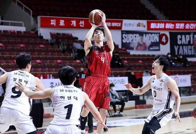 23일 LG와 경기에서 슛을 던지는 인삼공사 이재도 [KBL 제공. 재판매 및 DB 금지]