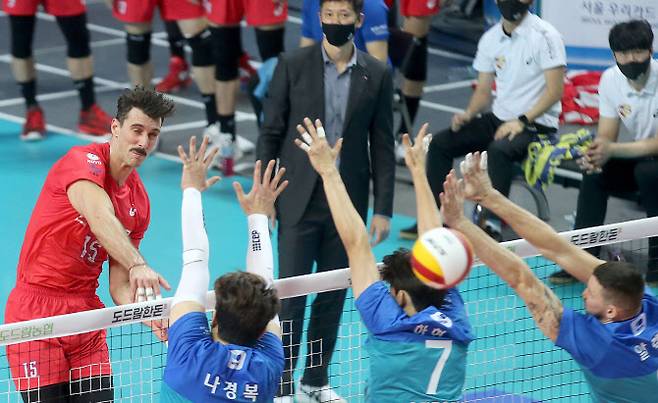 한국전력 카일 러셀이 우리카드 블로킹 3명을 앞에 둔 채 강스파이크를 날리고 있다. 사진=한국전력 구단