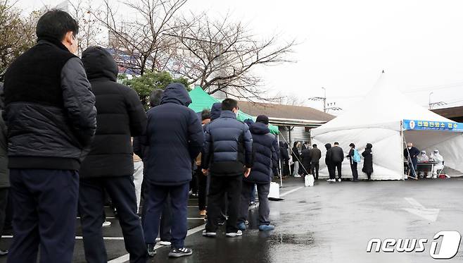 지난달 16일 오전 제주보건소 앞 도로가 신종 코로나바이러스 감염증(코로나19) 검사를 받으러 온 시민들로 붐비고 있다.2020.12.16/뉴스1 © News1 오미란 기자