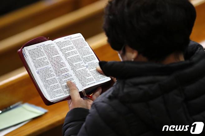 신종 코로나바이러스 감염증(코로나19) 사회적 거리두기 일부 조정으로 대면 종교활동이 재개된 24일 오전 서울 여의도 순복음교회에서 대면 예배가 진행되고 있다. 2021.1.24/뉴스1 © News1 이승배 기자