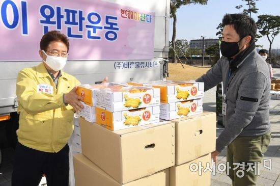 지난해 3월 농특산물 완판운동 당시 이철우 경북도지사가 상품진열을 돕고 있는 모습.