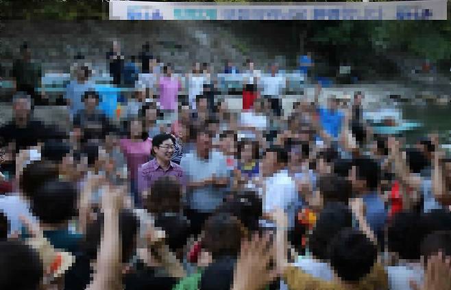 2018년 8월 친여지지 모임인 '못난 소나무'가 전남 담양에서 개최한 야유회에 참석한 박범계 법무부장관 후보자./국민의힘 김도읍 의원실 제공