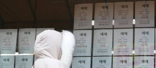 지난해 7월 도입된 임대차2법의 부작용으로 전셋값이 9년 만에 가장 많이 오른 것으로 나타났다. 사진은 서울의 한 중개업소에 붙은 매물정보란. 전세 매물 정보는 없고 매매 매물 정보만 있다. <연합뉴스>