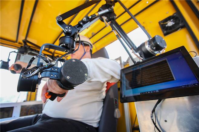 생기원의 특수목적기계 로봇팔을 내 팔처럼 자유롭게 움직일 수 있도록 한 웨어러블 조종장치