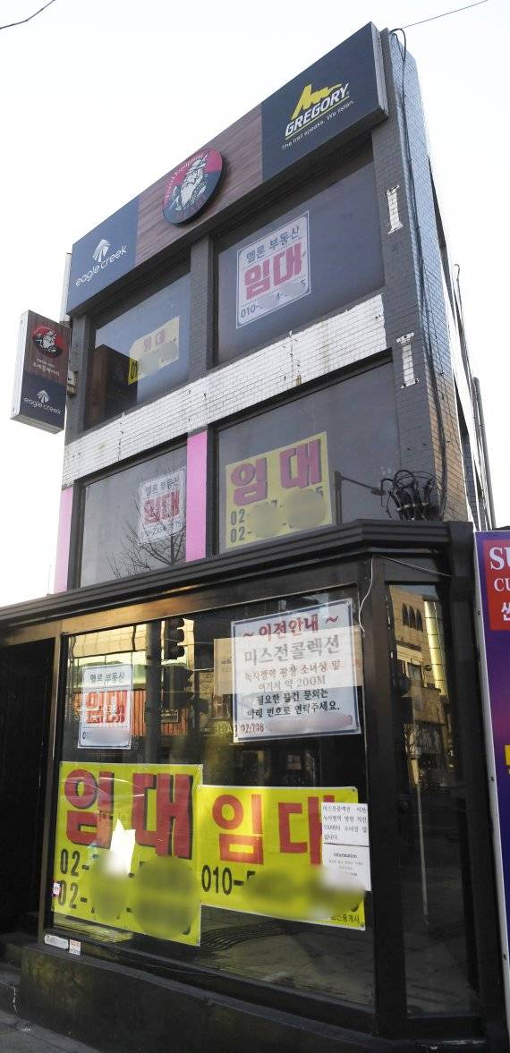 국내 코로나19 확진자가 처음 발생한 지 1년째 되는 날인 지난 20일 서울 이태원의 한 건물에 층마다 임대 문구가 붙어 있다. 사진=김범석 기자